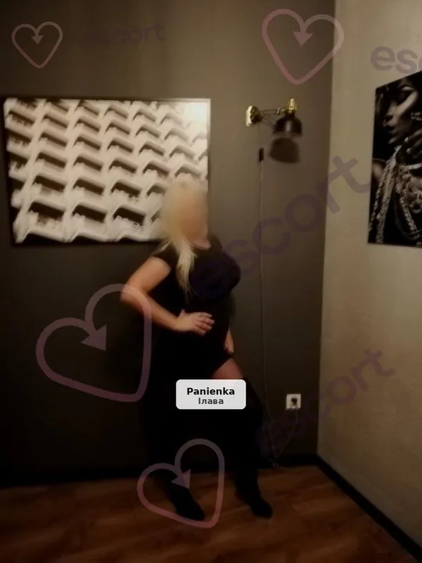 Kobieta z biustem 10 zaprasza na spotkanie