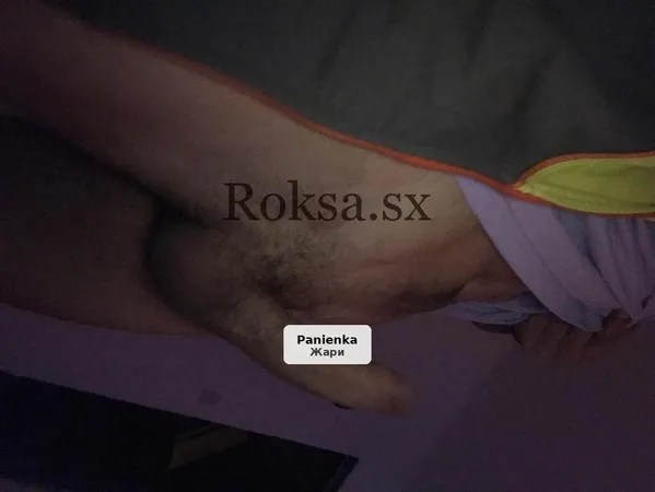 Młody mężczyzna zaprasza panie na spotkania