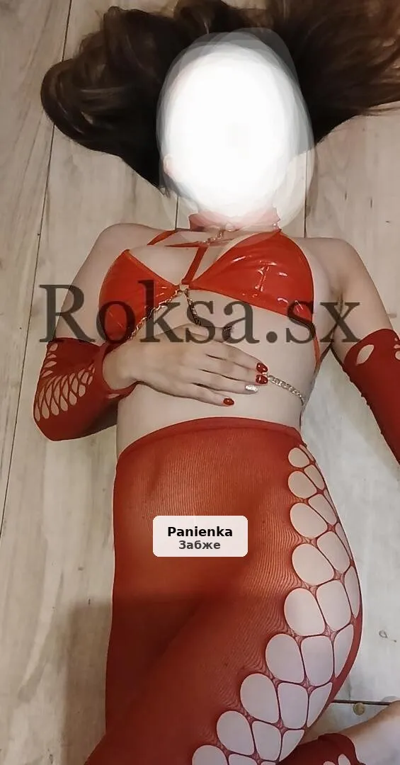 Energiczna dziewczyna zaprasza na weekendowe spotkania