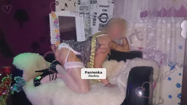 Seksowna blondynka zaprasza na relaks