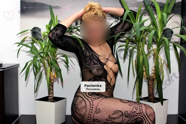 Seksowna blondynka zaprasza na spotkania