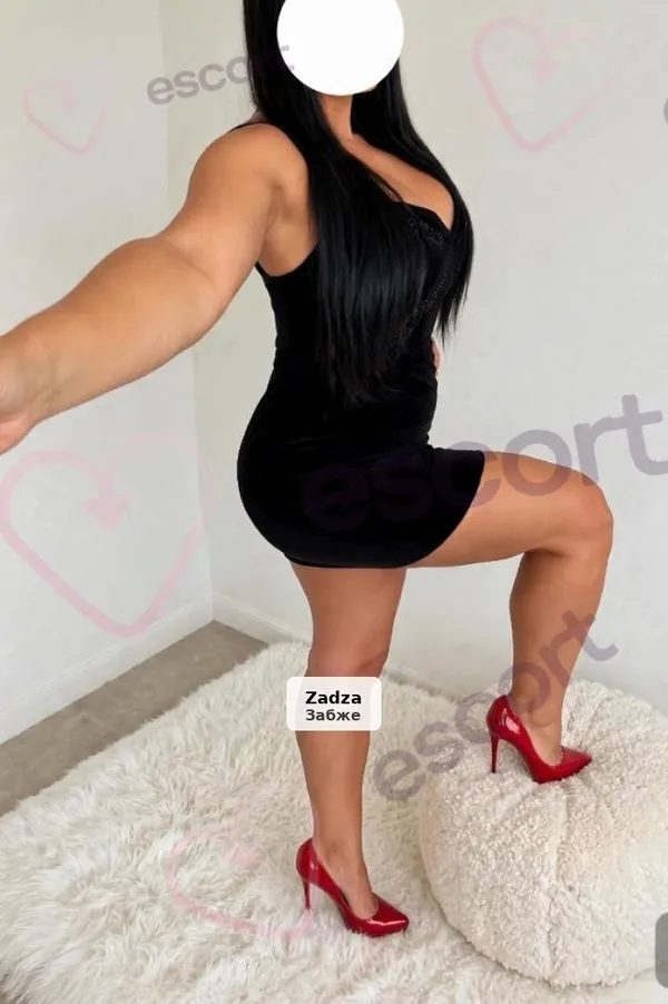 Namiętna czarnulka zaprasza