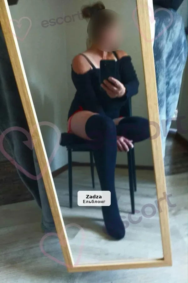 Atrakcyjna brunetka: Francuz, zabezpieczony i niezabezpieczony seks