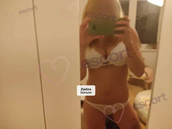 Sympatyczna blondynka zaprasza na relaks