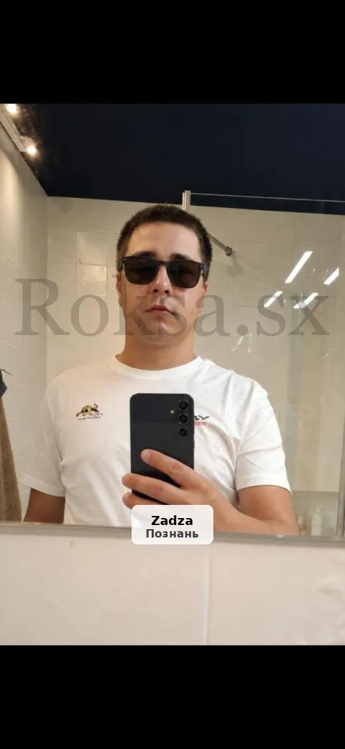 Młody i uczynny mężczyzna zaprasza na spotkanie