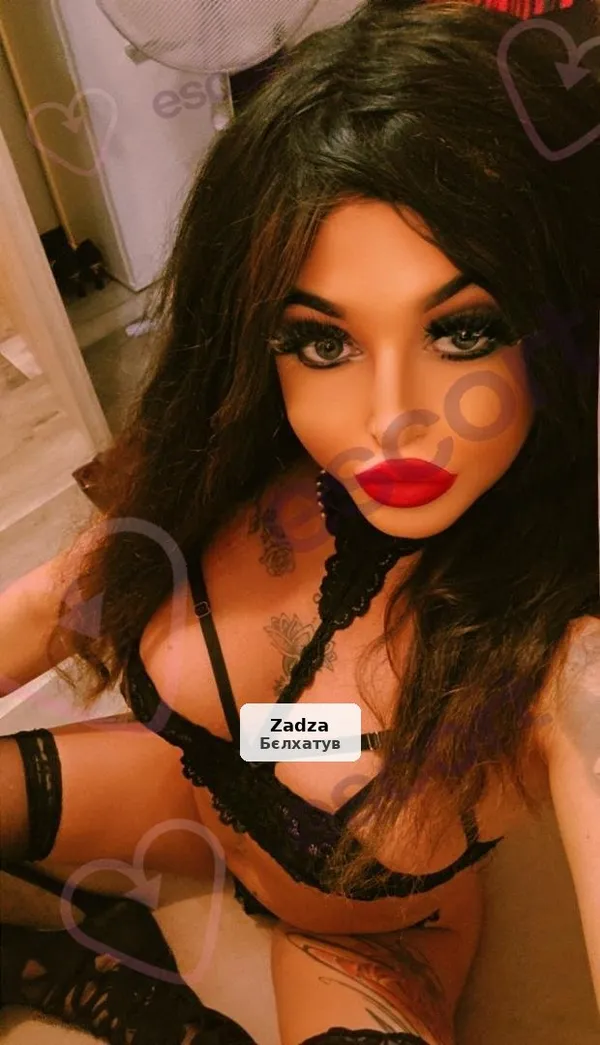 Atrakcyjna brunetka zaprasza na gorące chwile
