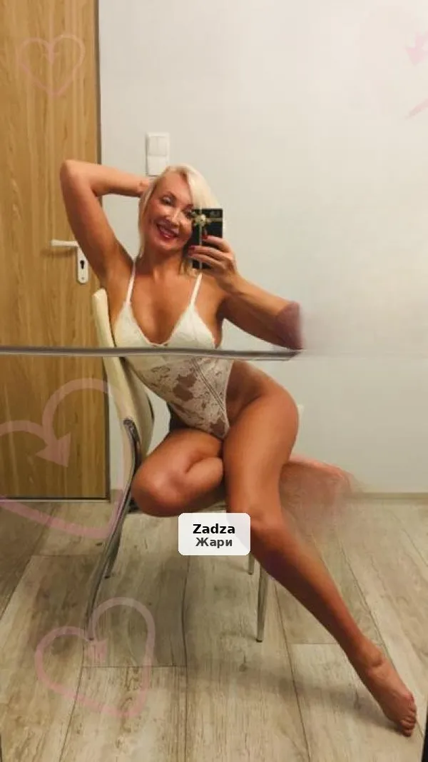 Słodki cukiereczek - atrakcyjna i zmysłowa blondynka