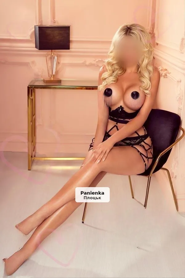 Atrakcyjna blondynka o nienagannej urodzie 10/10