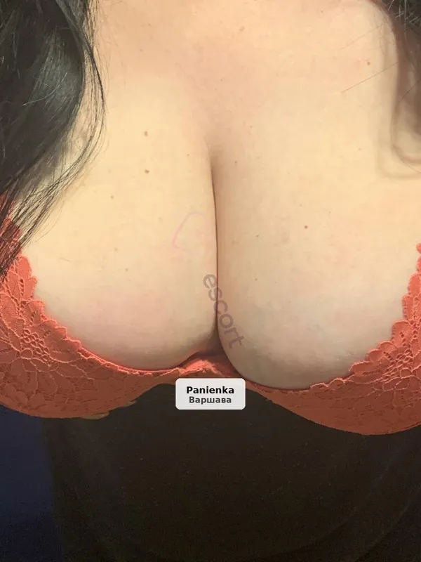 Karolina – atrakcyjna brunetka z naturalnym biustem
