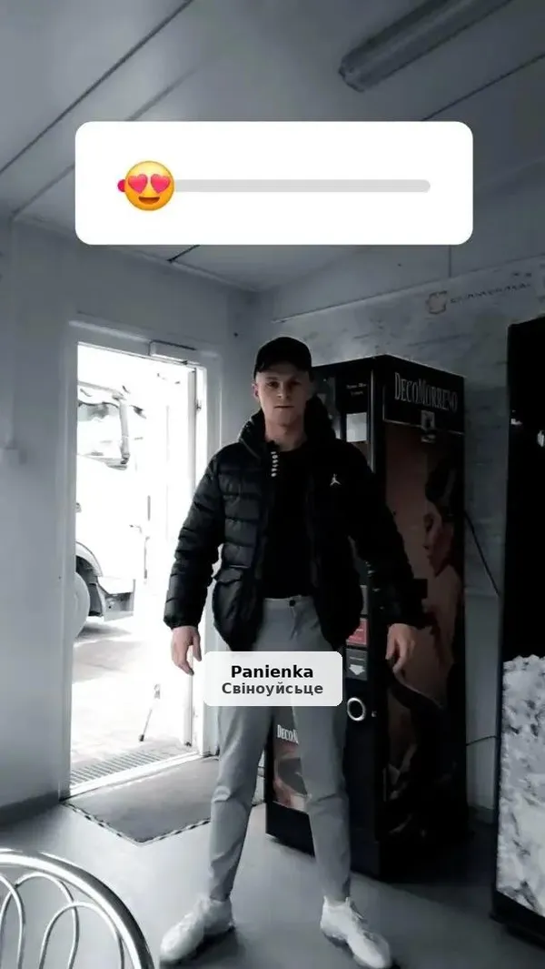 Młody chłopak zaprasza na relaks i wspólną zabawę 😉