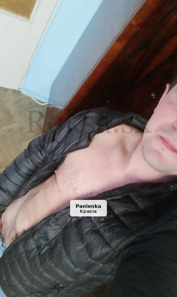 Приятный мужчина приглашает на милую встречу