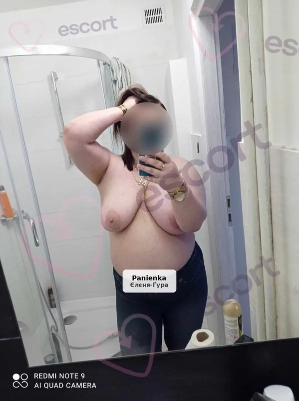 Брюнетка с женственными формами