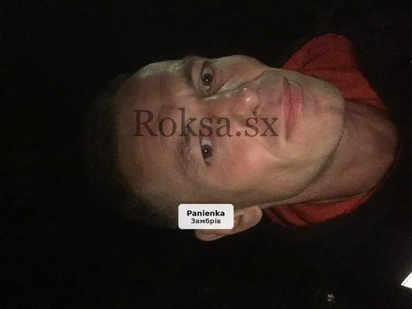 Gorący i napalony mężczyzna zaprasza na seks
