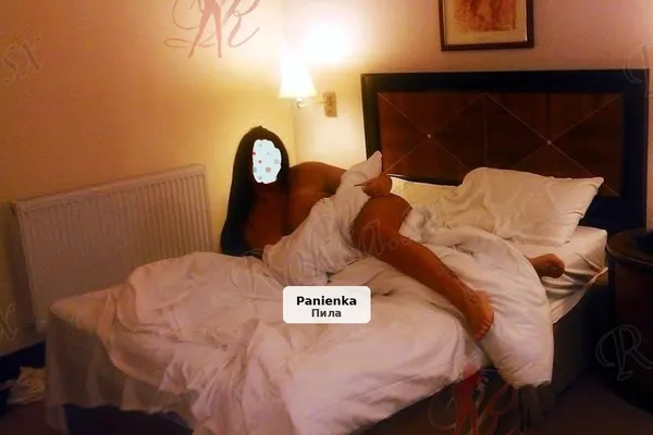 Dama o krągłych kształtach i osobistym uroku