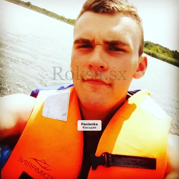 Młody i niedoświadczony chłopak zaprasza na spotkanie