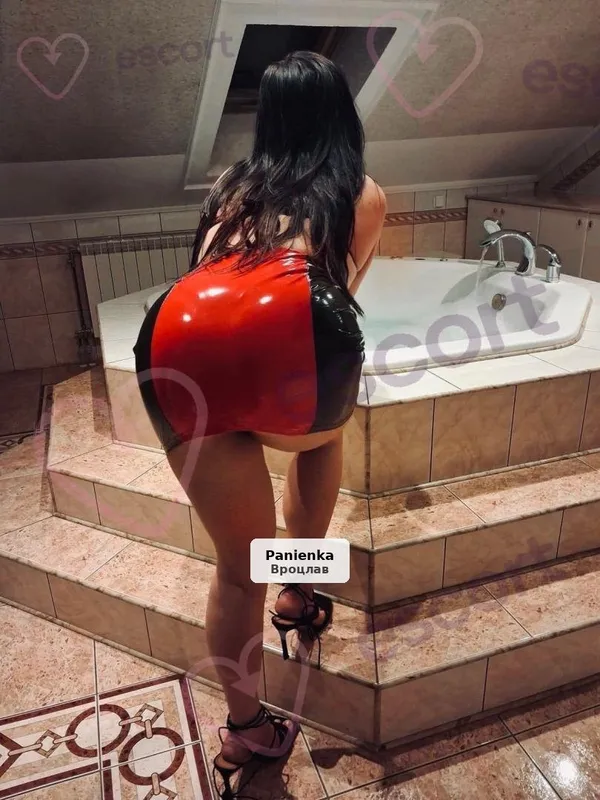 Zmysłowa czarnulka zaprasza na spotkanie