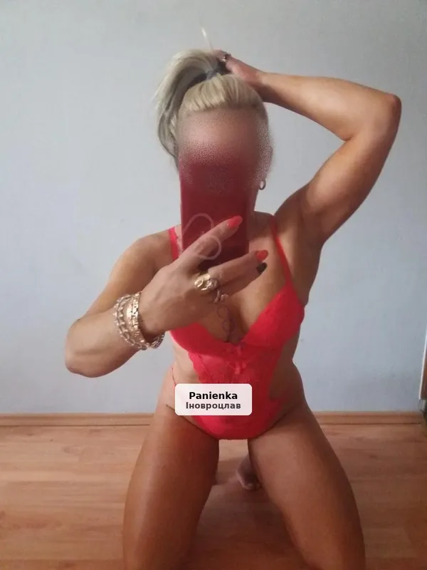 Сексуальна блондинка запрошує