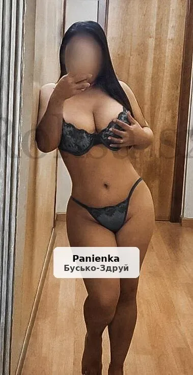 Стройная и сексуальная брюнетка