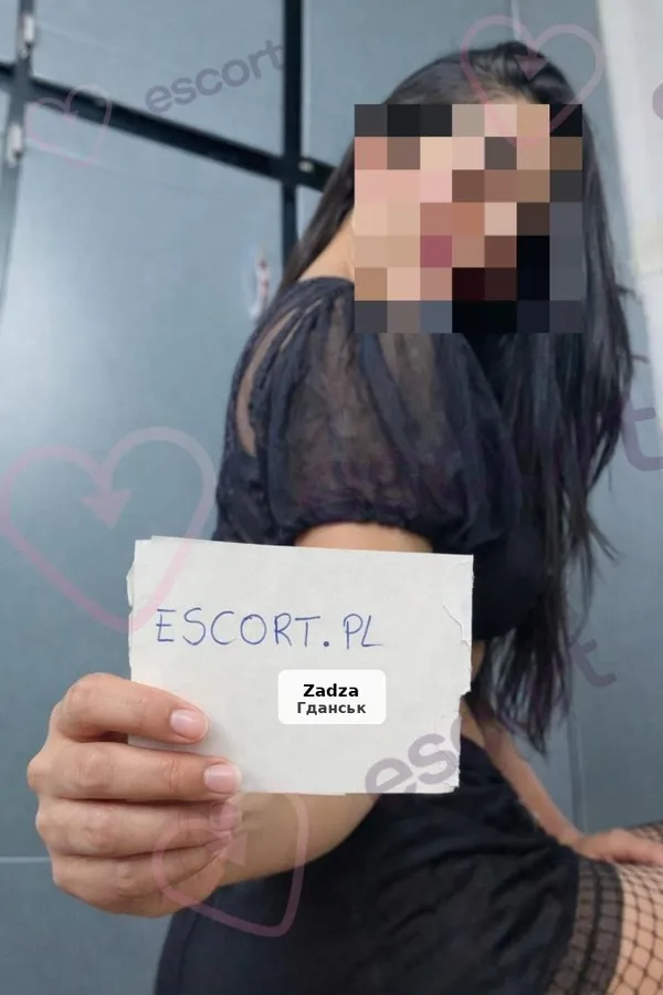 Atrakcyjna brunetka zaprasza na spotkanie