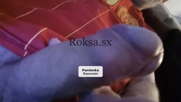 Dojrzały mężczyzna zaprasza panie na spotkania