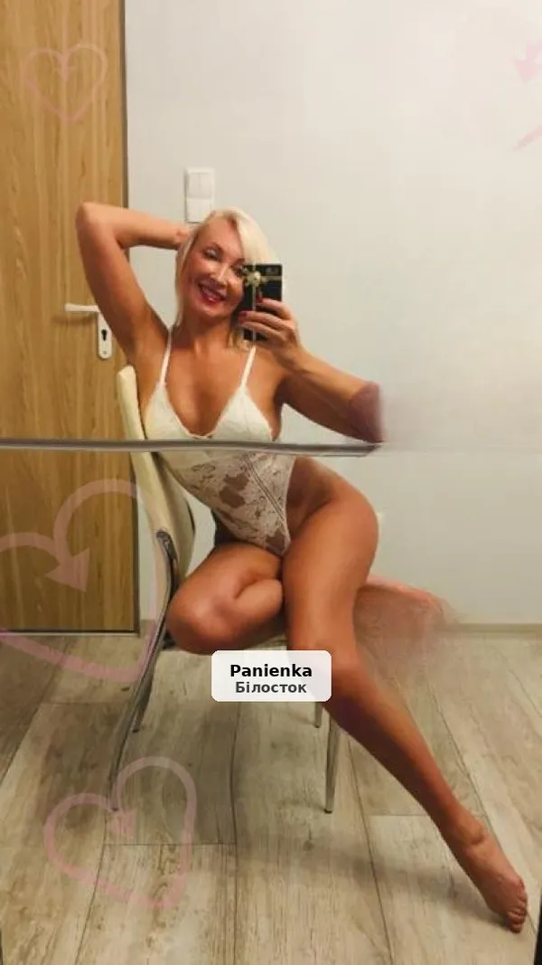 Słodki cukiereczek - atrakcyjna i zmysłowa blondynka