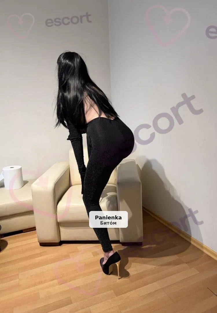 Młoda brunetka zaprasza na spotkanie - 1/4