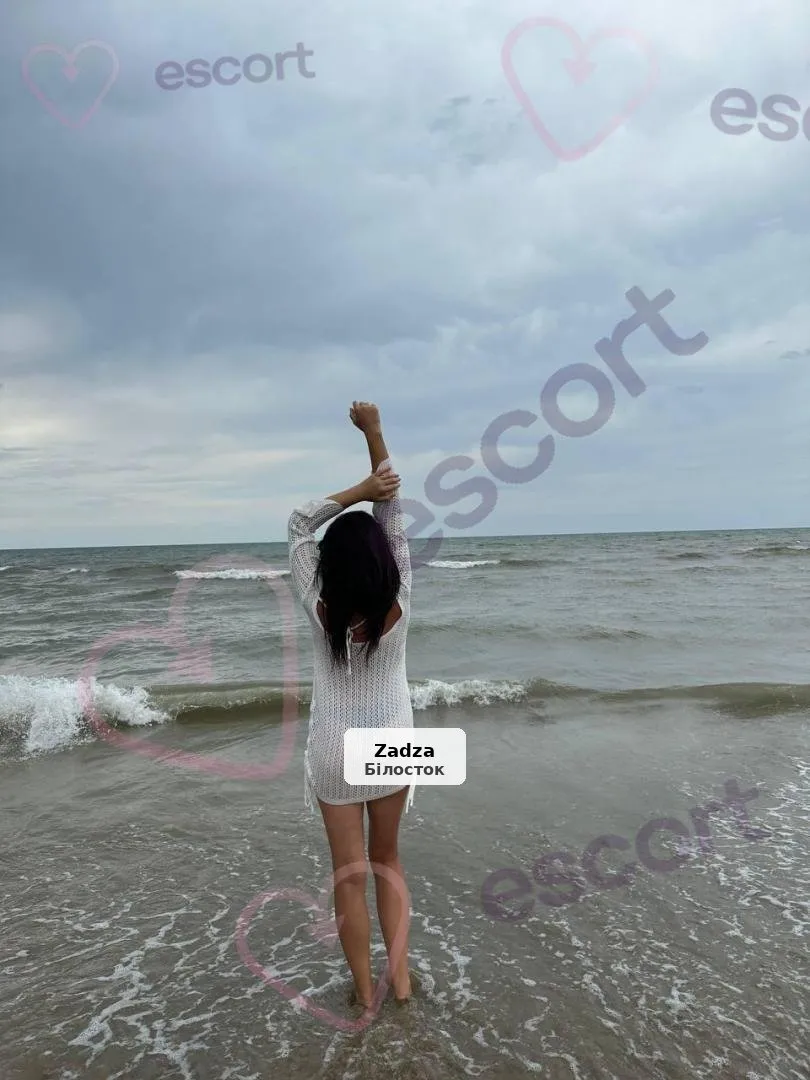 Namiętna brunetka zaprasza na randkę - 1/4