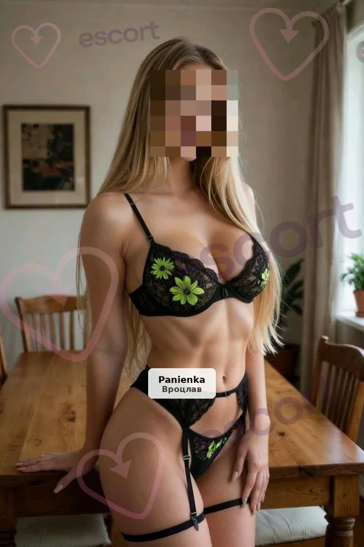 Zadbana blondynka zaprasza na spotkanie - 1/4