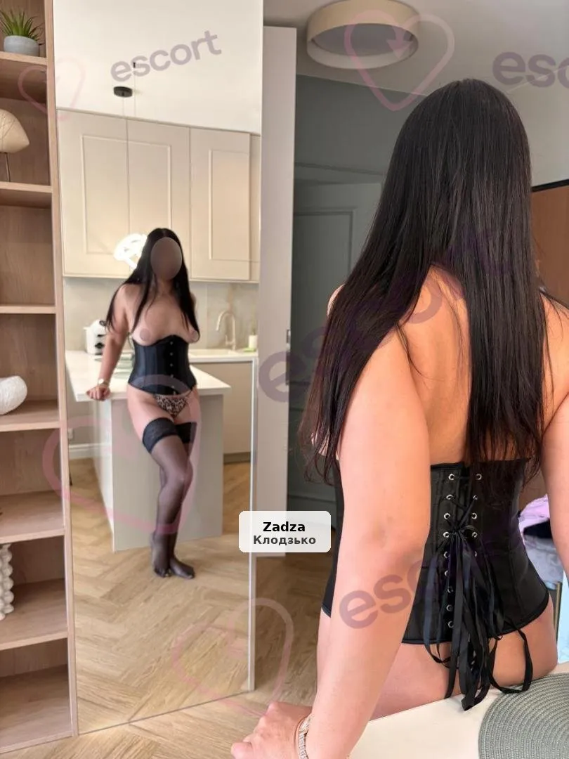 Gorąca brunetka Alina zaprasza - 1/5