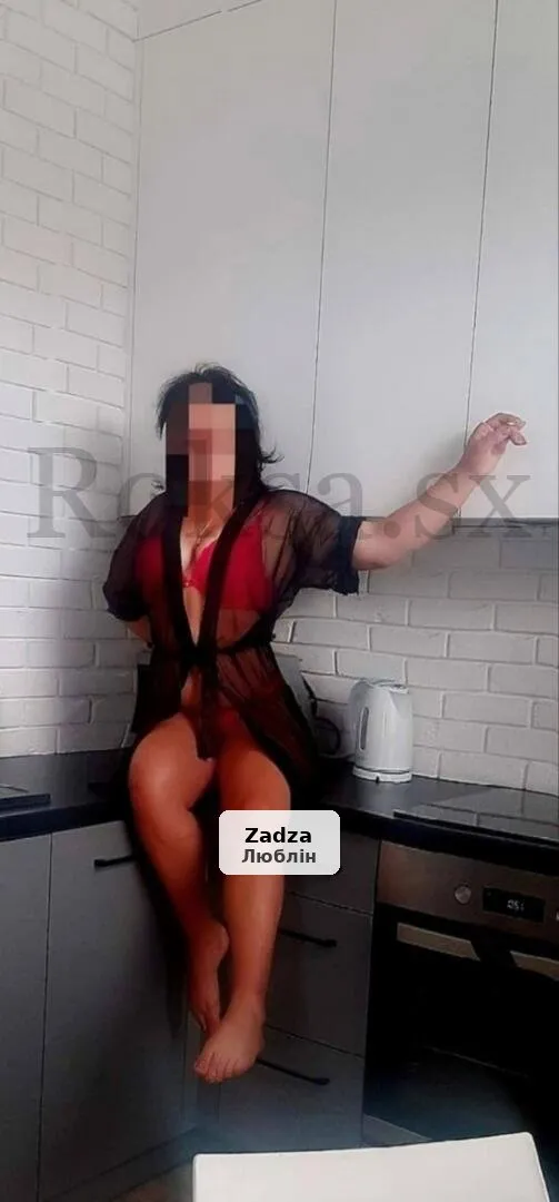 Słodka i namiętna brunetka - 1/3