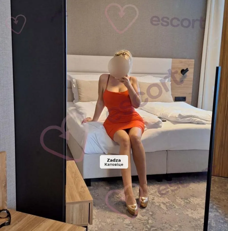 Atrakcyjna Laura zaprasza na intymne spotkanie - 1/3
