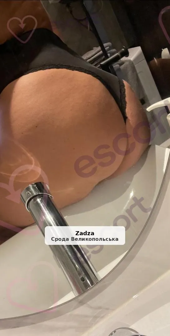Чуттєва зустріч з гарною брюнеткою - 1/3