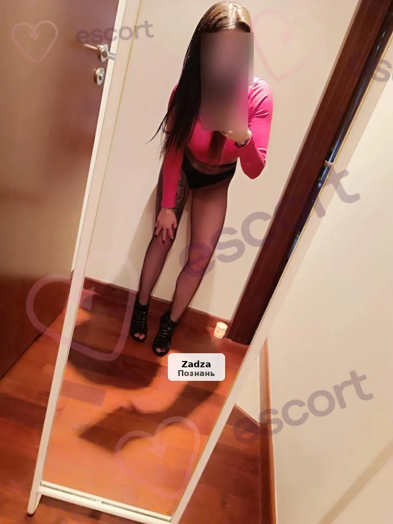 Urocza brunetka zaprasza na chwilę relaksu - 1/10