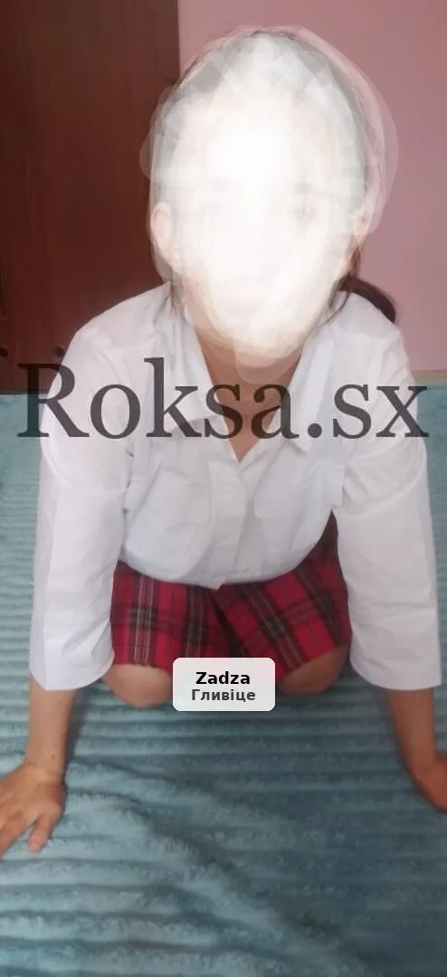 Atrakcyjna młoda dziewczyna zaprasza na spotkanie - 1/4
