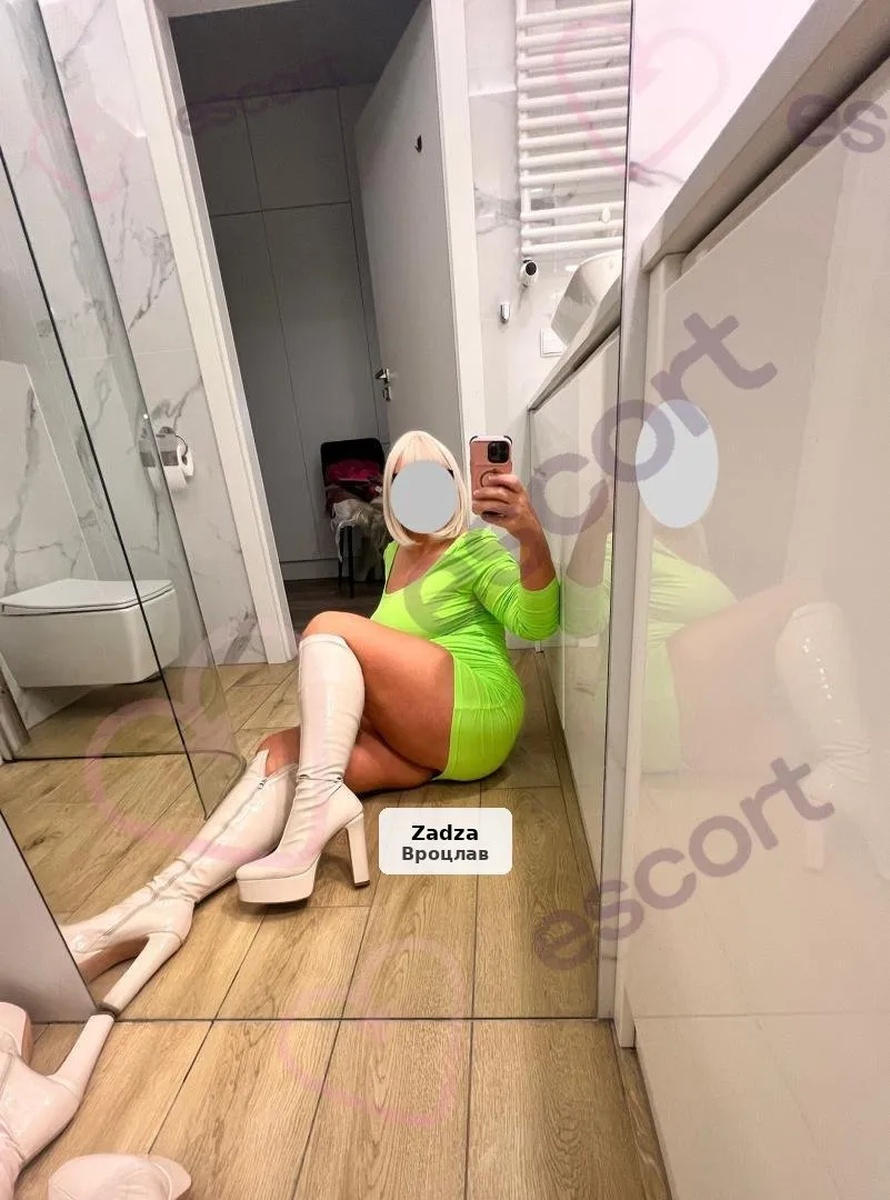 Experienced and sensual 40-year-old woman - 1/4