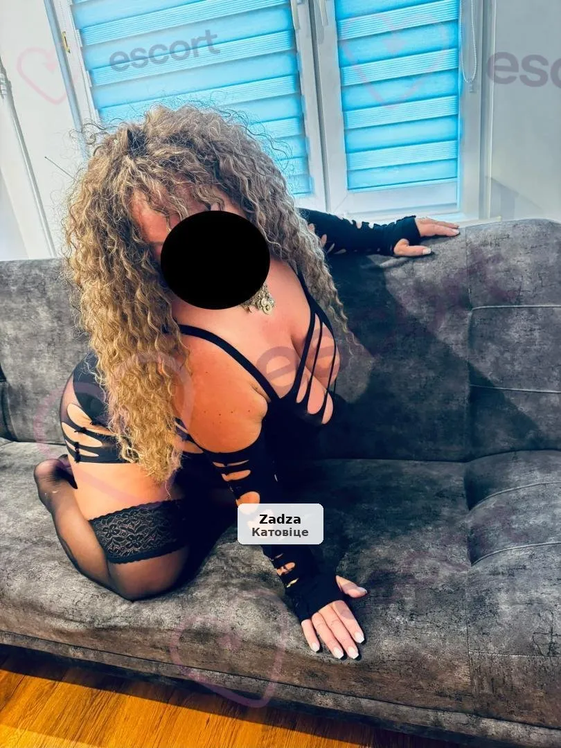 Passionate Rimming & Voluptuous Curves - 1/6