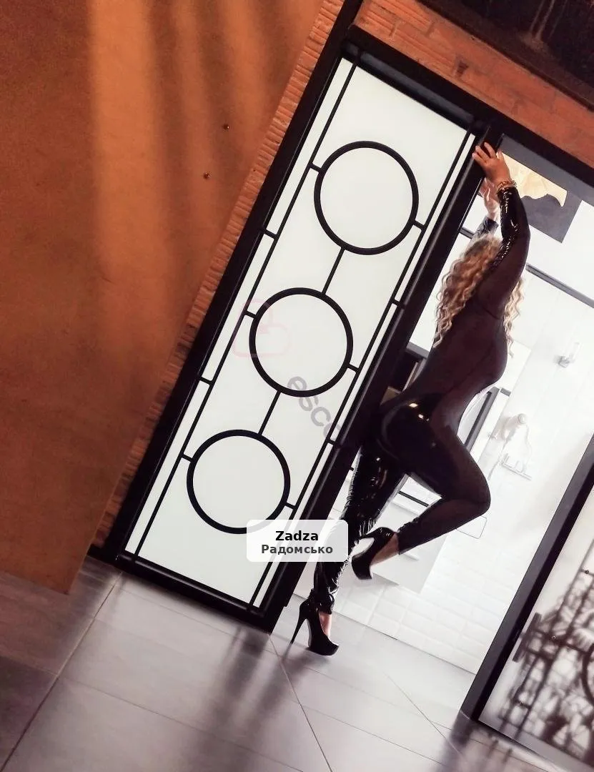 Monday & Tuesday: Hot Meetings with a Model - 1/5