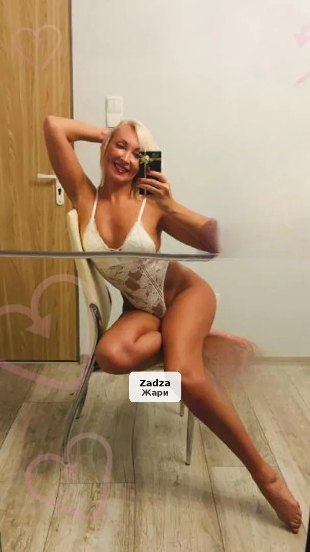 Słodki cukiereczek - atrakcyjna i zmysłowa blondynka - 1/4
