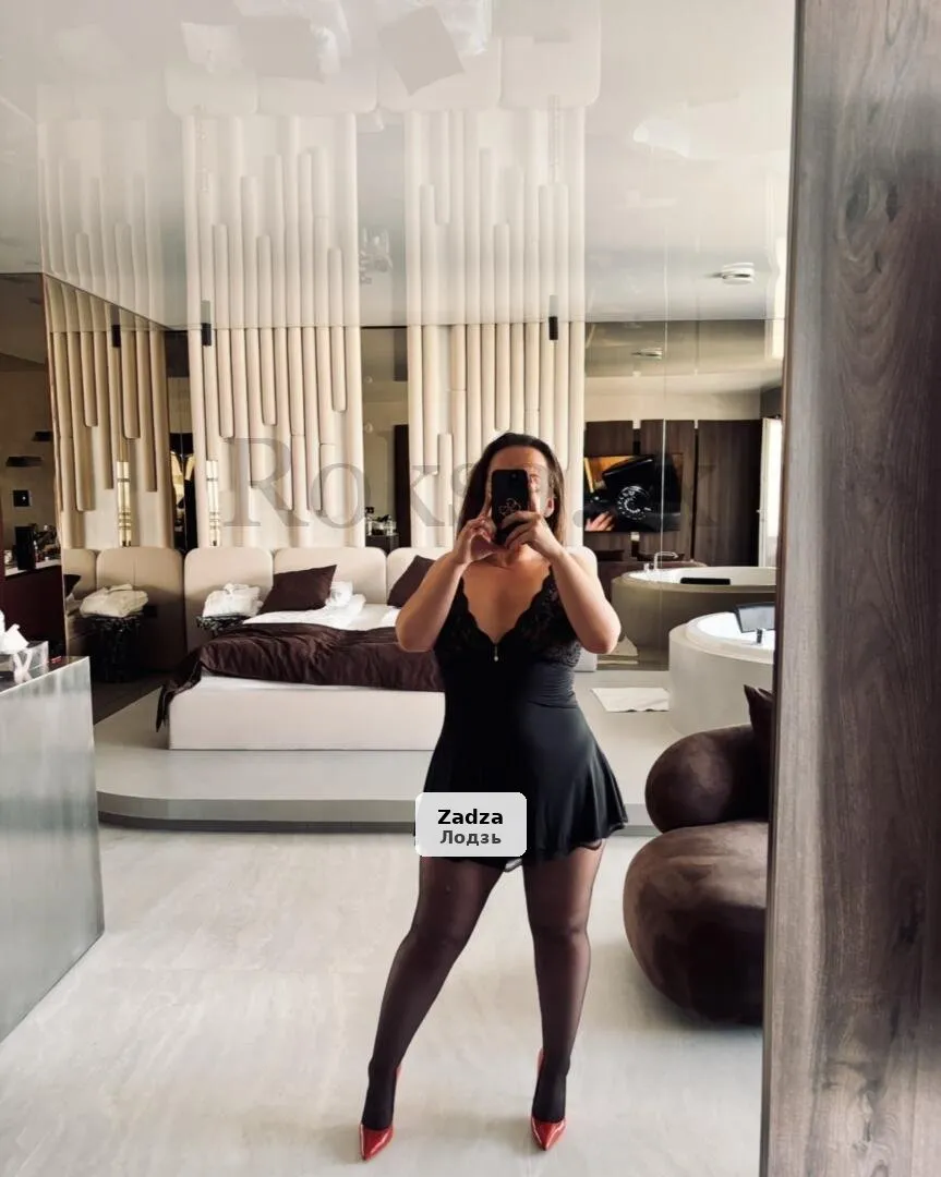 Elegant and Bold Woman Invites You to Meet - 1/4