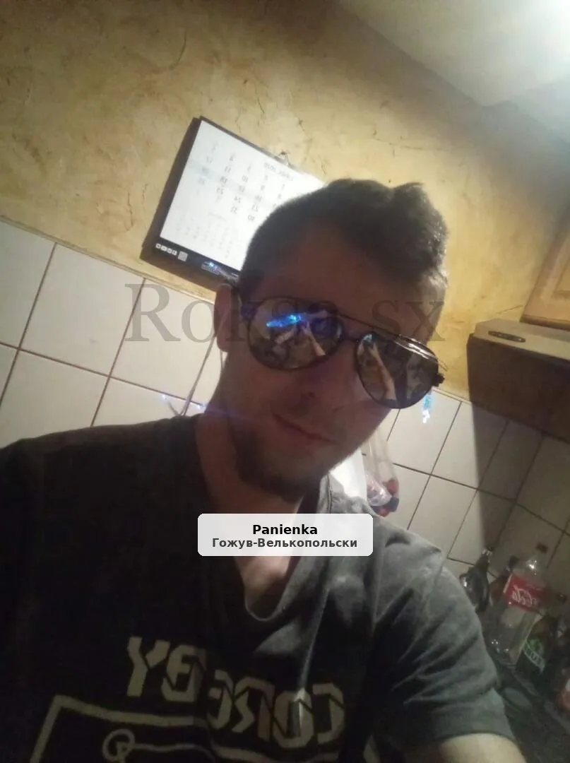 Uległy 22-latek szuka dominującego partnera do zabaw BDSM - 1/2