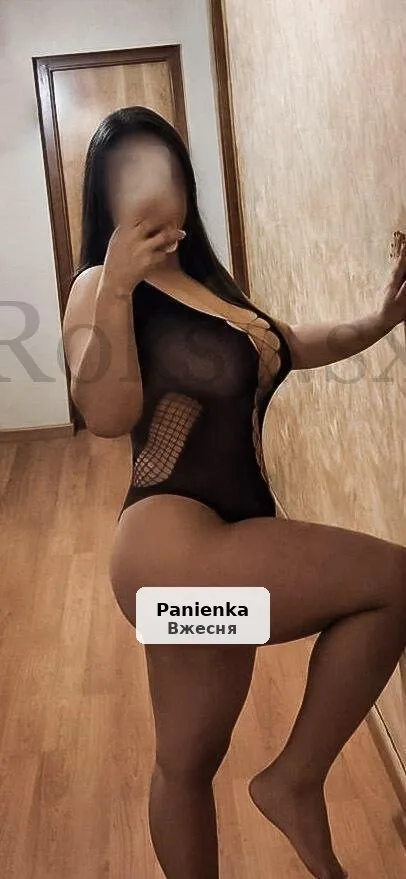 Zgrabna i seksowna brunetka - 1/4