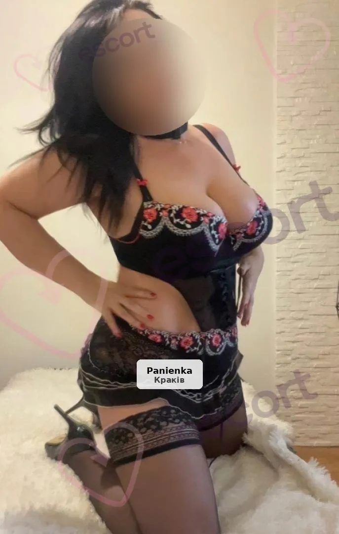 Czarujące spotkanie z atrakcyjną brunetką - 1/6
