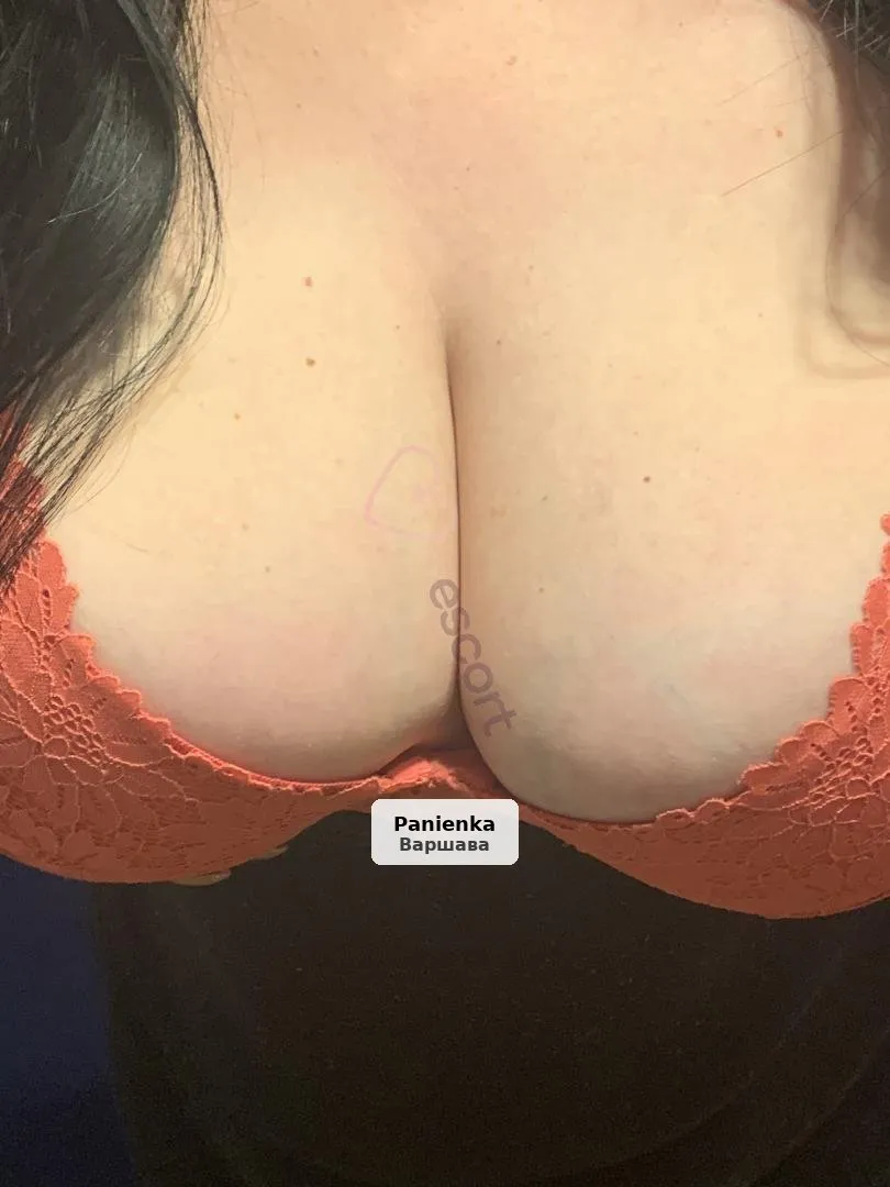 Karolina – atrakcyjna brunetka z naturalnym biustem - 1/2