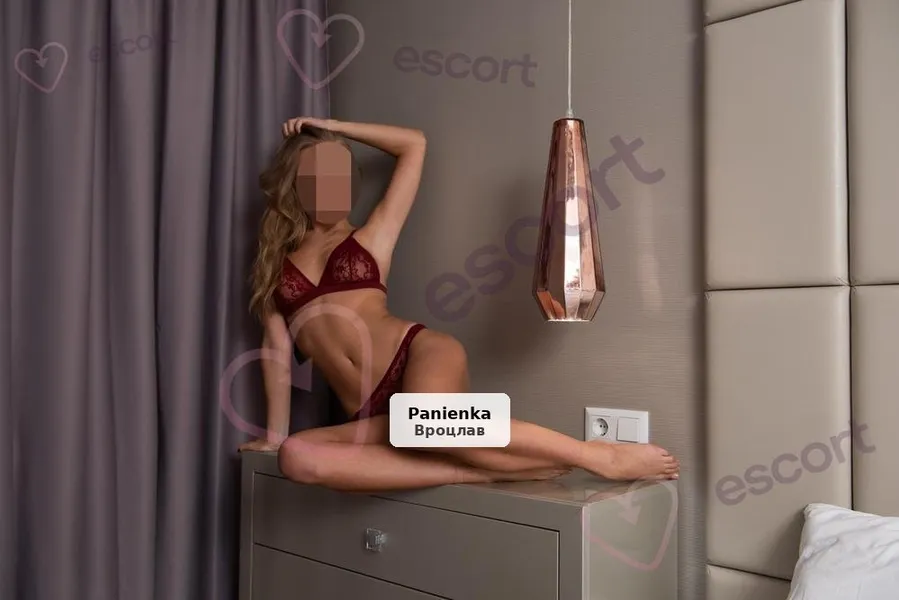 Blondynka: Pieszczoty i Dominacja - 1/7