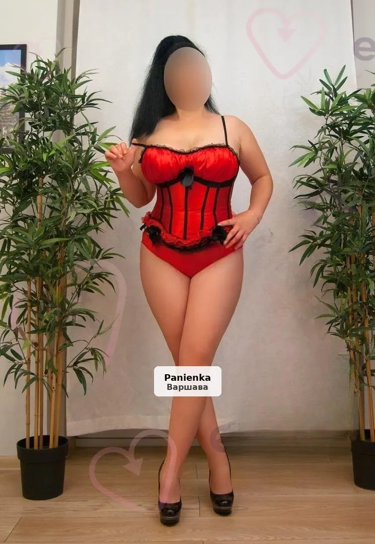 Zmysłowa Brunetka - 1/3