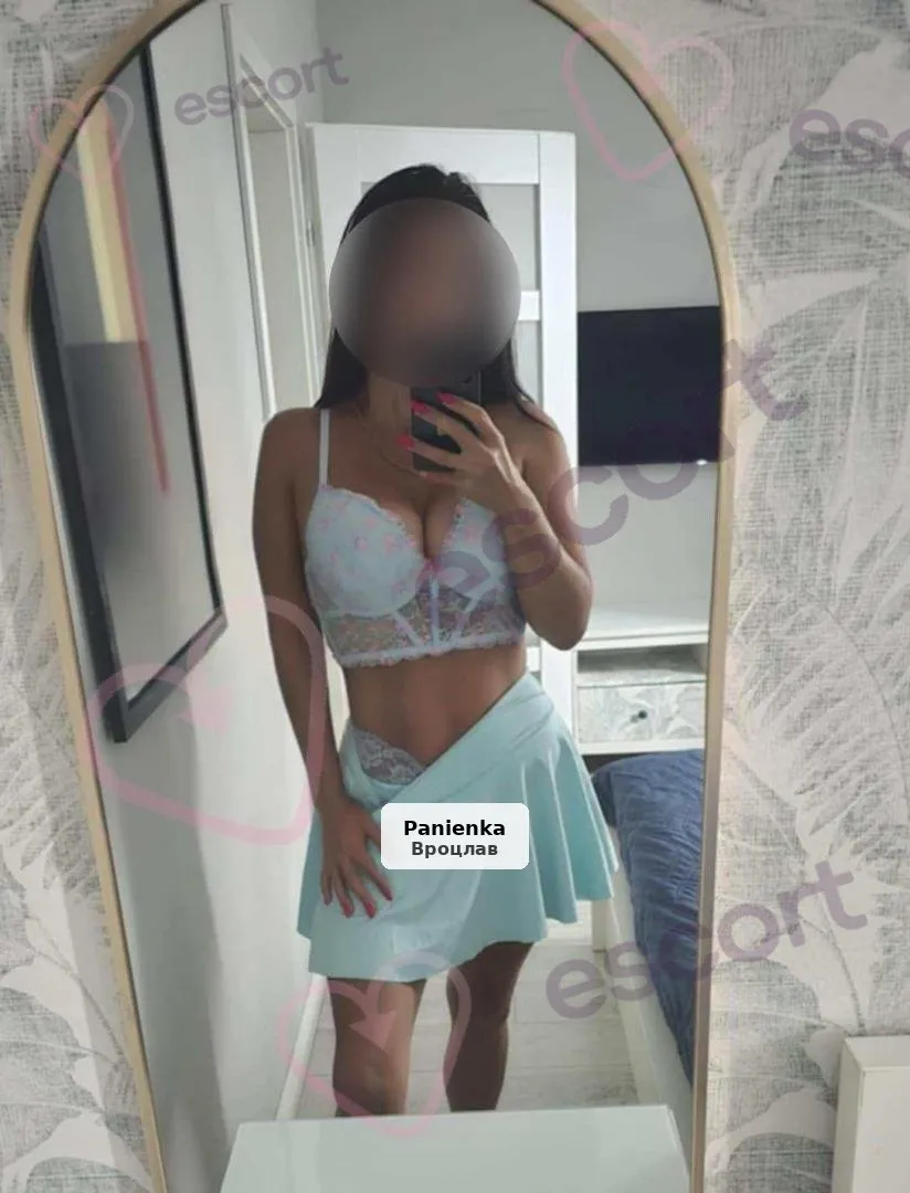 Julia - atrakcyjna brunetka z dużym biustem - 1/6
