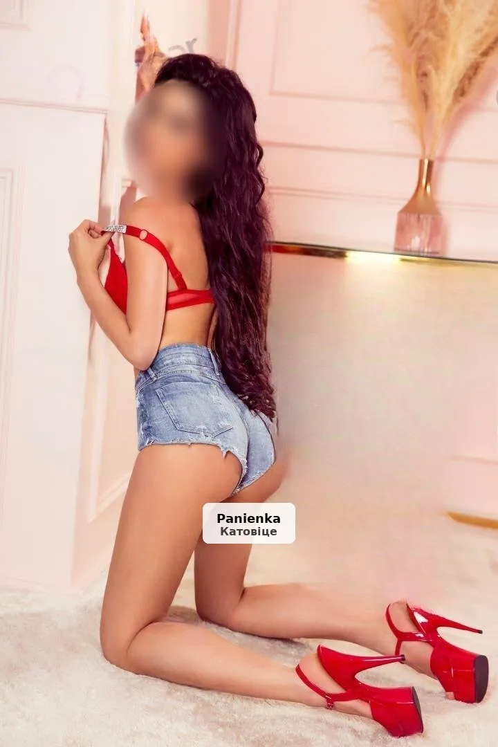 Julia – Atrakcyjna modelka zaprasza na miłe spotkania - 1/9
