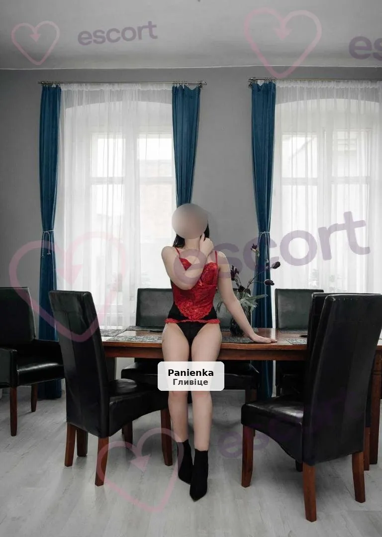 Monika - Piękna i Zmysłowa Dziewczyna w Apartamencie - 1/4