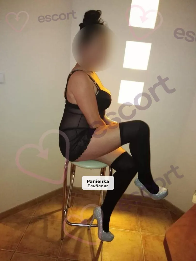 Zmysłowa Brunetka w Stylu Francuskim – Namiętne Spotkania - 1/3