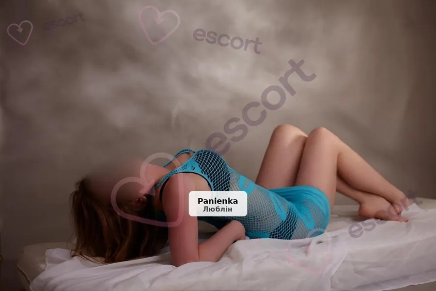 Seksowna kobieta zaprasza na spotkanie - 1/6
